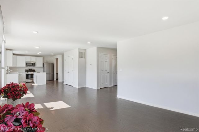 249 Saddleback Court, White Lake Charter Township, MI 48386