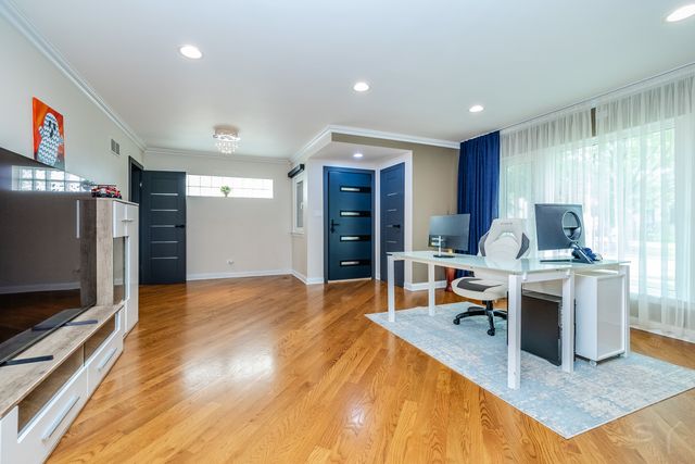 212 S Hi Lusi Avenue, Mount Prospect, IL 60056