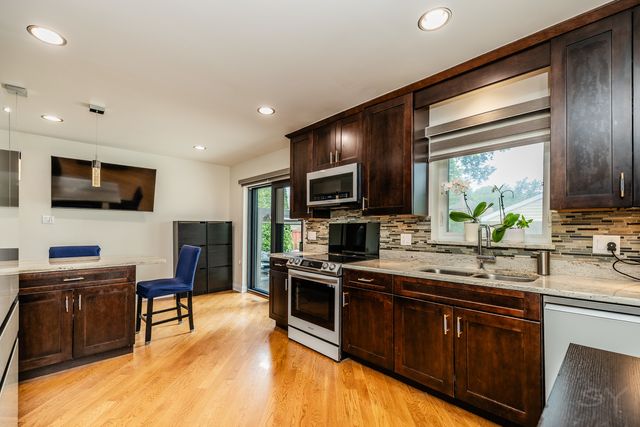 212 S Hi Lusi Avenue, Mount Prospect, IL 60056