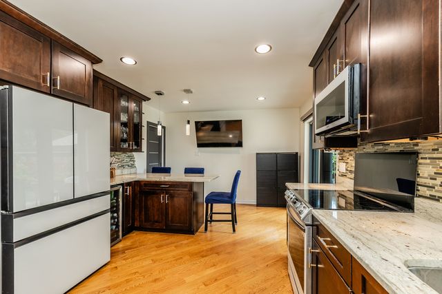 212 S Hi Lusi Avenue, Mount Prospect, IL 60056