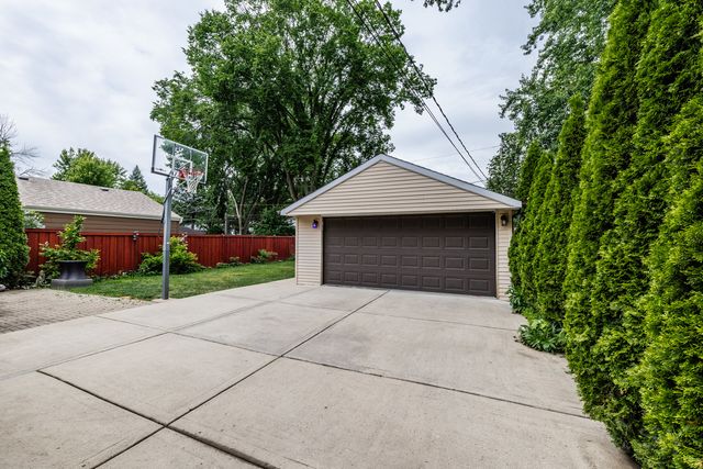 212 S Hi Lusi Avenue, Mount Prospect, IL 60056