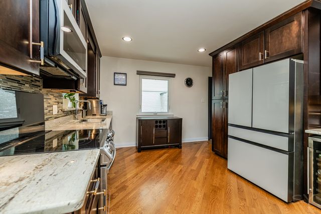 212 S Hi Lusi Avenue, Mount Prospect, IL 60056