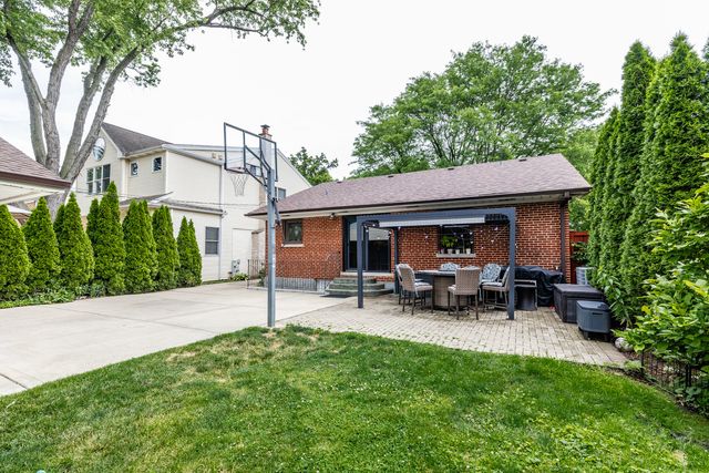 212 S Hi Lusi Avenue, Mount Prospect, IL 60056
