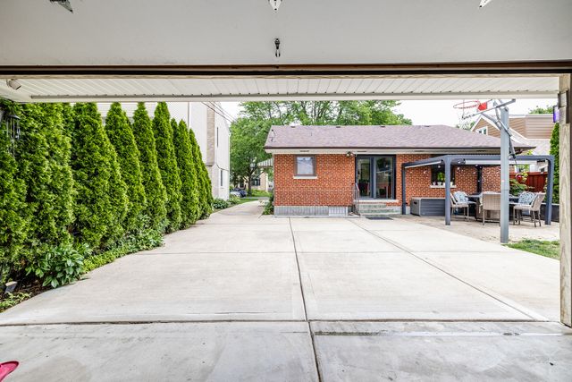 212 S Hi Lusi Avenue, Mount Prospect, IL 60056