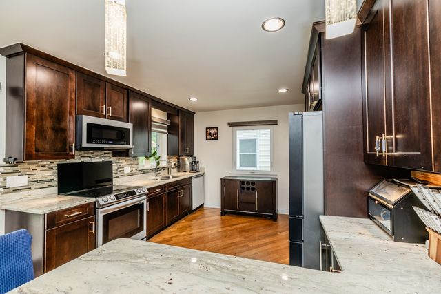 212 S Hi Lusi Avenue, Mount Prospect, IL 60056