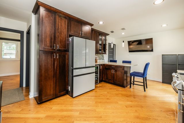 212 S Hi Lusi Avenue, Mount Prospect, IL 60056