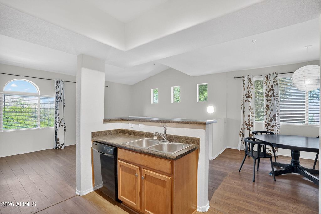 Image 8 of property listing at 16825 N 14TH Street 121, Phoenix, AZ 85022