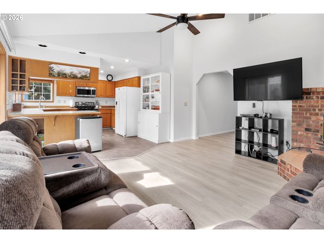 1420 Ne HOFFMAN Dr, Mc Minnville, OR 97128