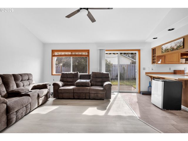 1420 Ne HOFFMAN Dr, Mc Minnville, OR 97128