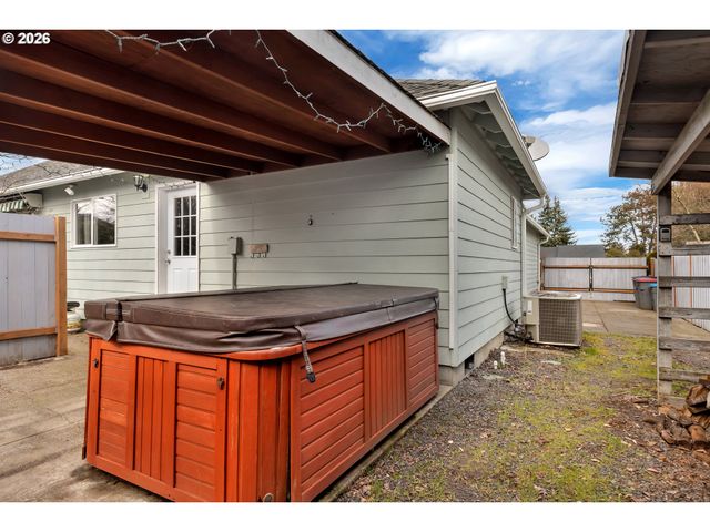 1420 Ne HOFFMAN Dr, Mc Minnville, OR 97128