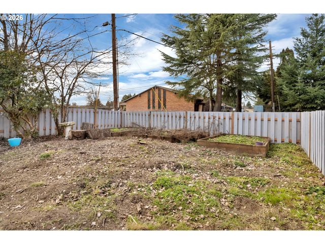 1420 Ne HOFFMAN Dr, Mc Minnville, OR 97128