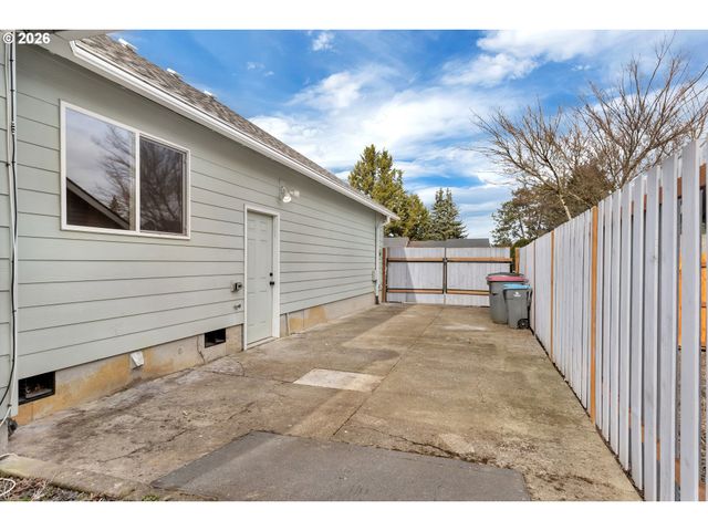 1420 Ne HOFFMAN Dr, Mc Minnville, OR 97128