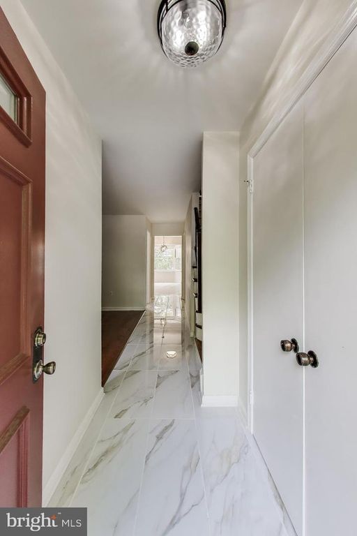 Image 4 of property listing at 7709 HEATHERTON LN, Potomac, MD 20854