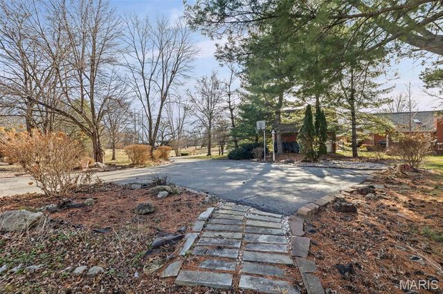 211 Covered Bridge Lane, Belleville, IL 62221