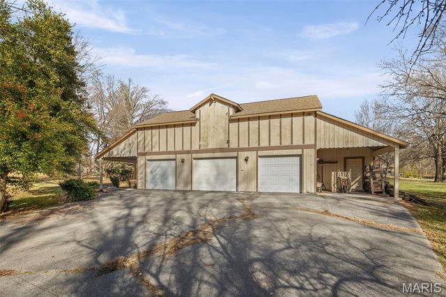 211 Covered Bridge Lane, Belleville, IL 62221