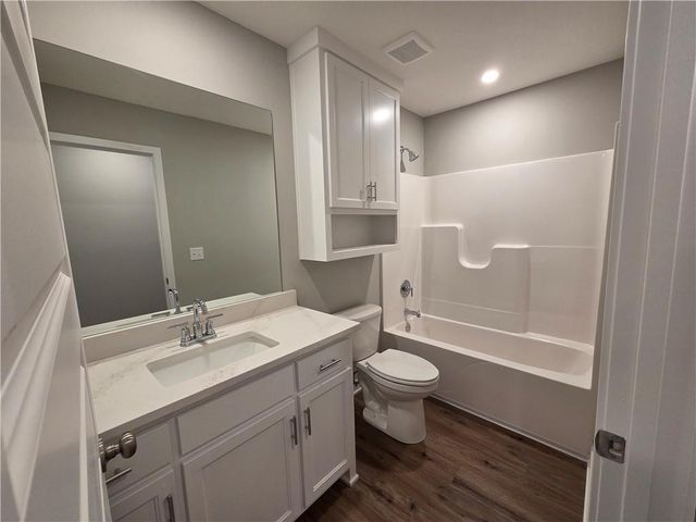 32 E 7th Street, Adrian, MO 64720