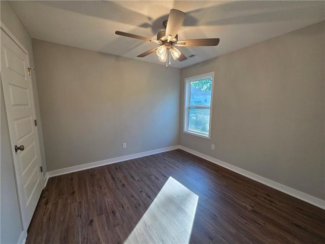 32 E 7th Street, Adrian, MO 64720