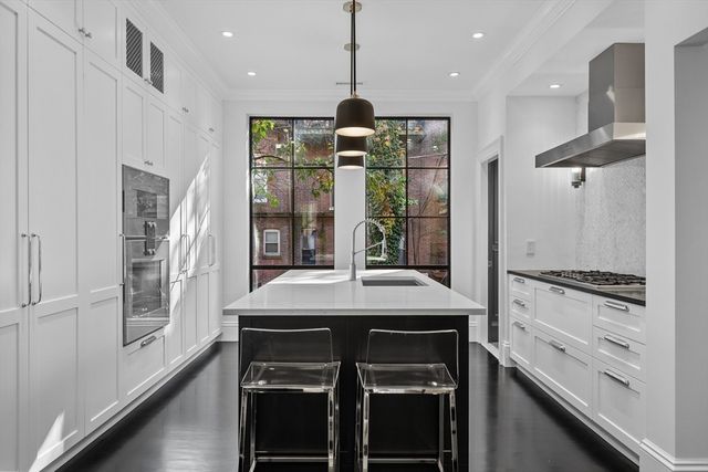 28 Lawrence St, Boston, MA 02116