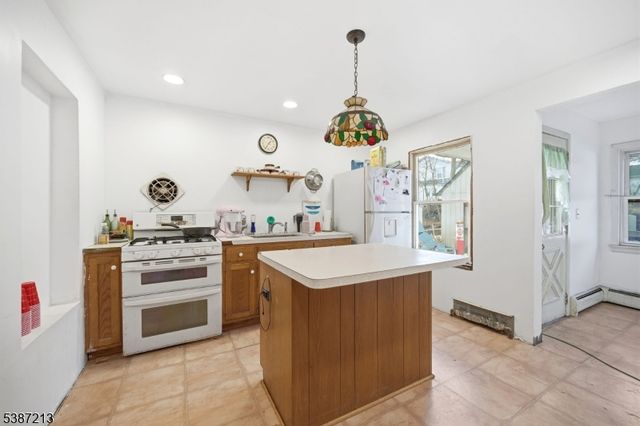 5 Storms Pl, Wanaque Boro, NJ 07420