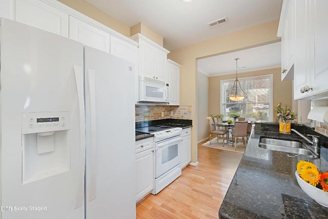 8041 Allyns Landing Way 101, Raleigh, NC 27615