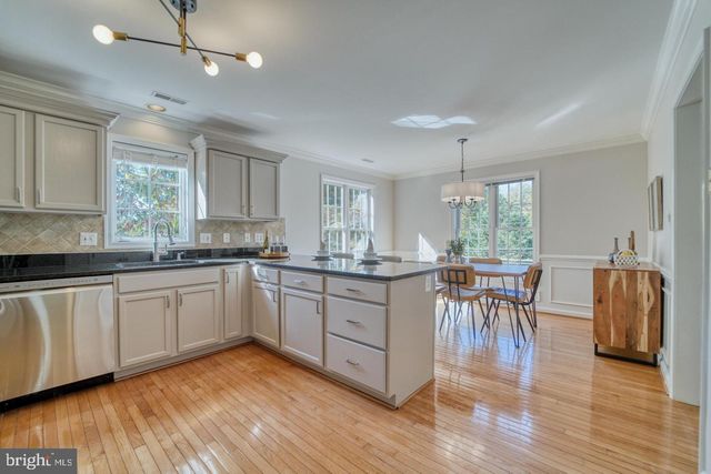 1624 S TAYLOR ST, Arlington, VA 22204