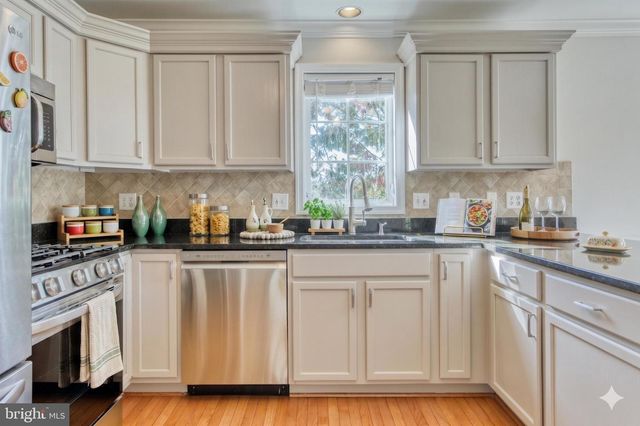 1624 S TAYLOR ST, Arlington, VA 22204