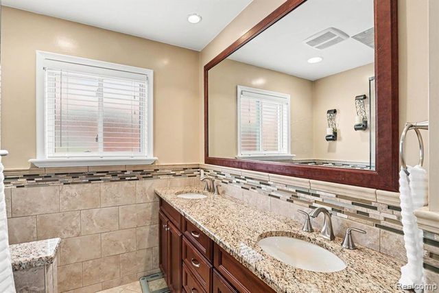 22406 Barton Street, Saint Clair Shores, MI 48081