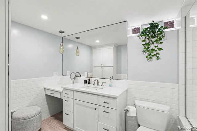 22406 Barton Street, Saint Clair Shores, MI 48081