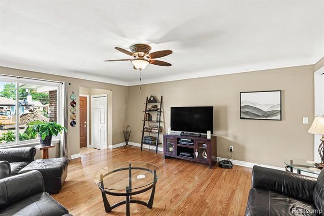 22406 Barton Street, Saint Clair Shores, MI 48081