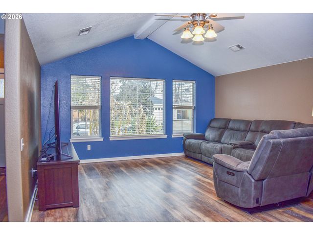 1723 WESTWOOD Dr, Medford, OR 97501