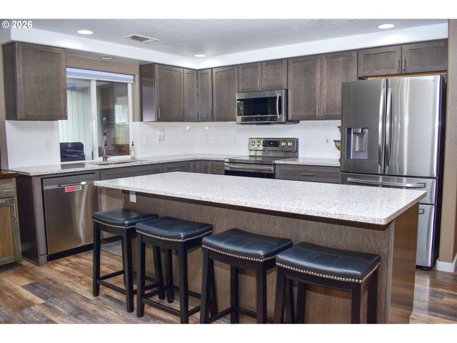 1723 WESTWOOD Dr, Medford, OR 97501