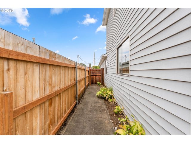 7206 N AMHERST St, Portland, OR 97203