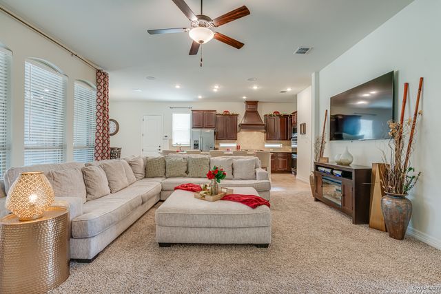 531 LILLY BLF, Castroville, TX 78009