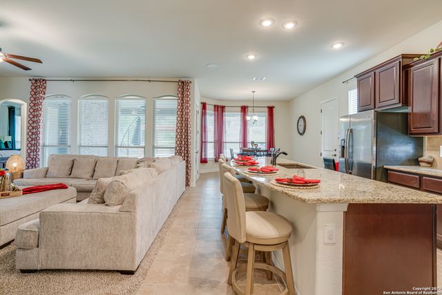 531 LILLY BLF, Castroville, TX 78009