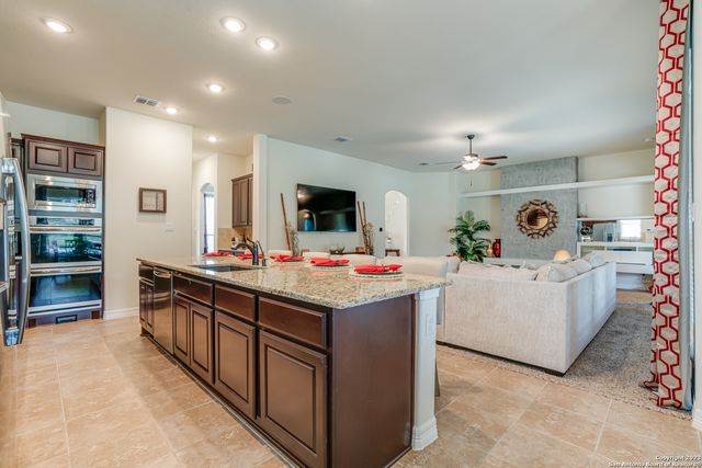 531 LILLY BLF, Castroville, TX 78009