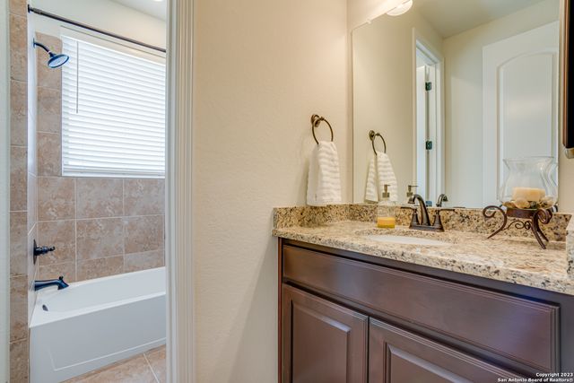 531 LILLY BLF, Castroville, TX 78009