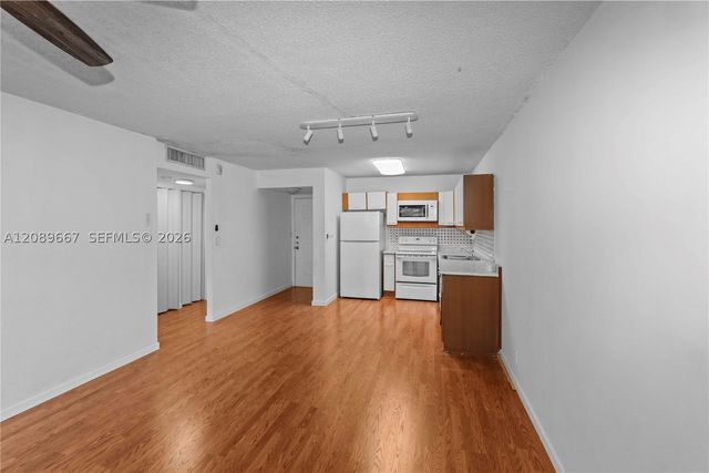 8005 Lake Dr 410, Doral, FL 33166