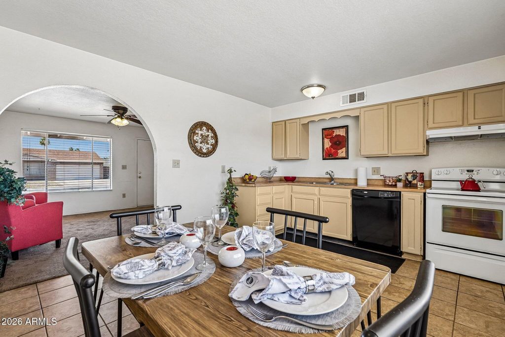 Image 2 of property listing at 7109 W IRONWOOD Drive, Peoria, AZ 85345