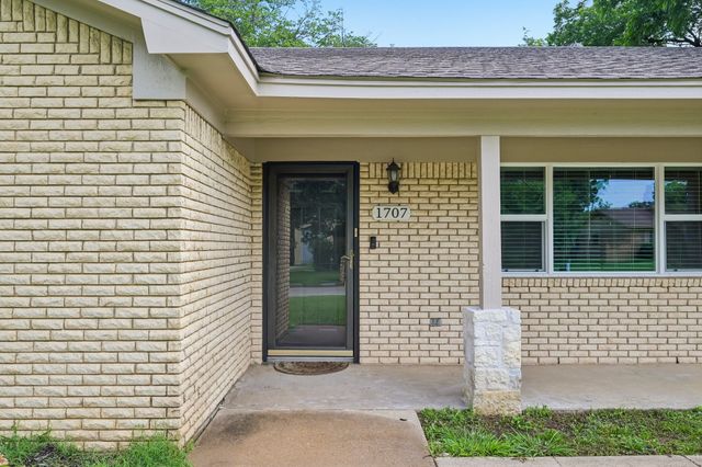 1707 Park Ridge Terrace, Arlington, TX 76012