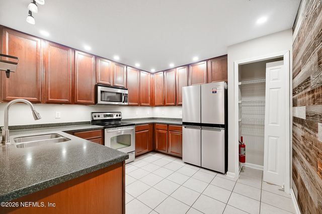 7036 DEER LODGE Circle 106, Jacksonville, FL 32256