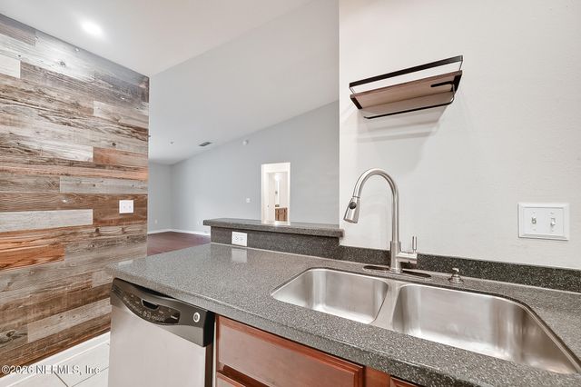 7036 DEER LODGE Circle 106, Jacksonville, FL 32256