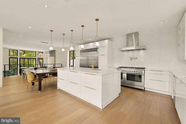 8165 E BEACH DR NW, Washington, DC 20012