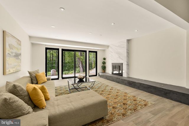 8165 E BEACH DR NW, Washington, DC 20012