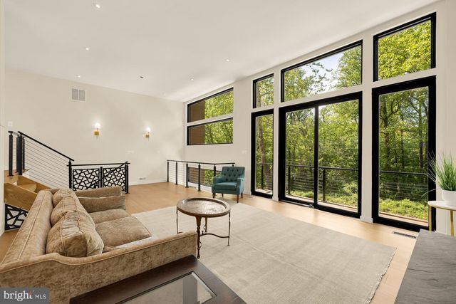 8165 E BEACH DR NW, Washington, DC 20012