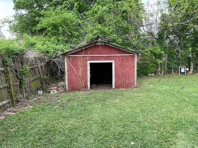 135 Huisache Street, Lake Jackson, TX 77566