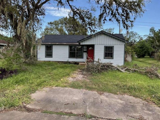 135 Huisache Street, Lake Jackson, TX 77566