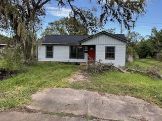 135 Huisache Street, Lake Jackson, TX 77566