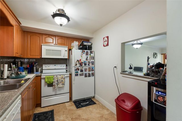 9371 Fontainebleau Boulevard I204, Miami, FL 33172