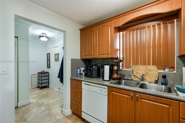 9371 Fontainebleau Boulevard I204, Miami, FL 33172