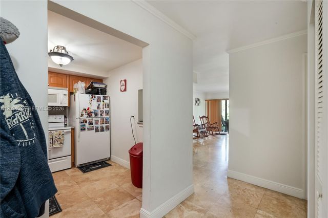 9371 Fontainebleau Boulevard I204, Miami, FL 33172